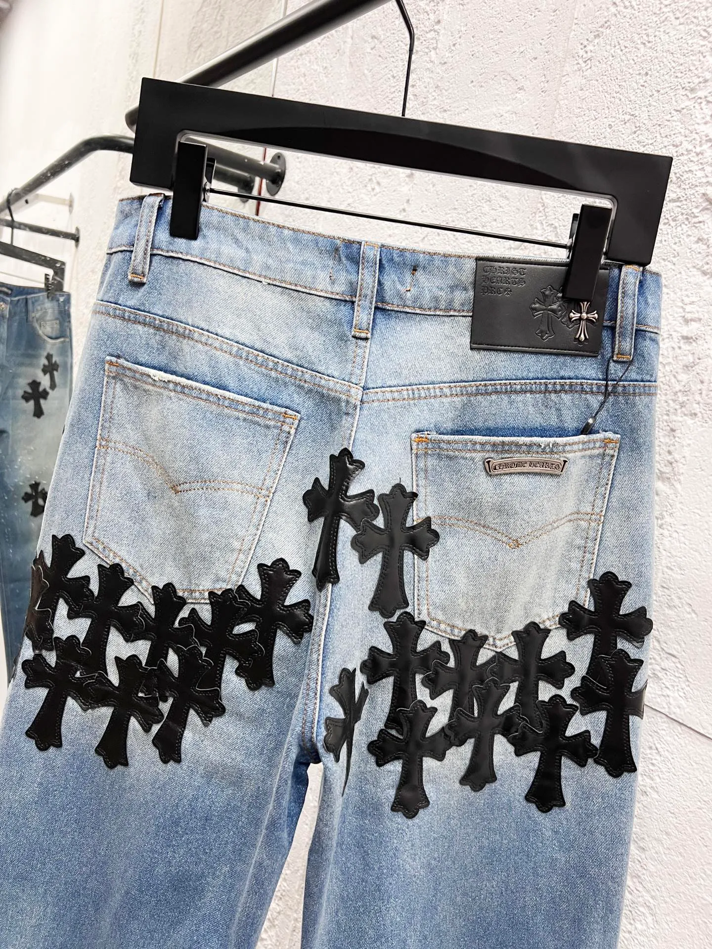🅿️280 Style number: H926 Chrome hearts & Chrome hearts 25ss black leather cross patch leather jeans Chrome hearts’ logging pants are here! ! ! CH Croix Heart Double Knee Cross Patch Leather Bo1 Style Logging Pants Straight-leg Work Pants B136 Croix Heart Cross Sanskrit Overalls Price 24W Level, patchwork cross pattern embellishment, high-waisted washed jeans! ! Absolutely high-end luxury products, 1.9W level god-level single products, super popular products, made by top heavy industry, not to be missed. About Zangyin, this is an extremely luxurious fashion brand, which can also be called the nobles of the high street. It has always been an exclusive brand of some hipsters or rich second generation. Compared with ordinary high streets, it is more luxurious and noble. Compared with luxury brands, it has a more fashionable personality and has always been a brand that I have a special liking for. Imported yarn is custom-woven into a high-density twill canvas. While ensuring a stiff silhouette, the fabric feels very delicate. It follows the B01 classic silhouette. The upper body is stiff and stylish. The ready-made garments are stone-ground and fermented and can be matched with any style. Buttons and zinc-brushed washables are genuine YKK retro metal products. Double-layered canvas on the front. Perfect details. All hardware is perfect. Size: 30-32-34-36 Color: blue pants and black leather
